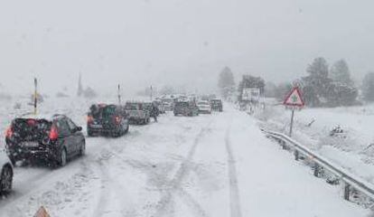 Carretera bloqueada en la localidad castellonense de Vilafranca, este domingo.