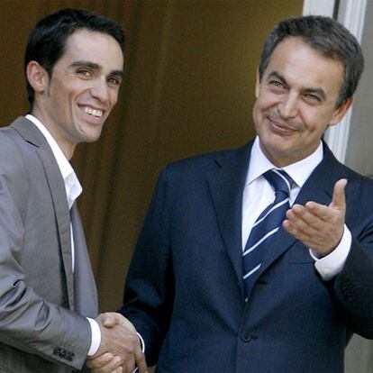 Contador y Zapatero, durante la recepción del presidente al ciclista en 2009, en La Moncloa, tras su segundo Tour.