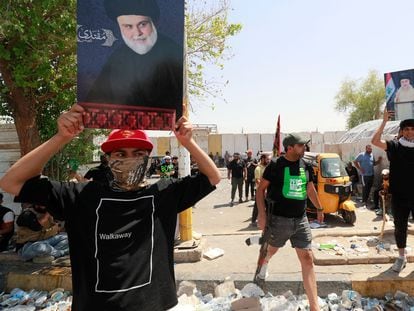 Miembros de las Brigadas de la Paz de Muqtada Al Sadr enarbolan retratos de su líder, este martes en Bagdad.