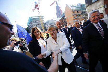 La canciller, Angela Merkel, y el presidente alemán, Joachim Gauck, durante la celebración en Fráncfort del 25 aniversario de la reunificación alemana.