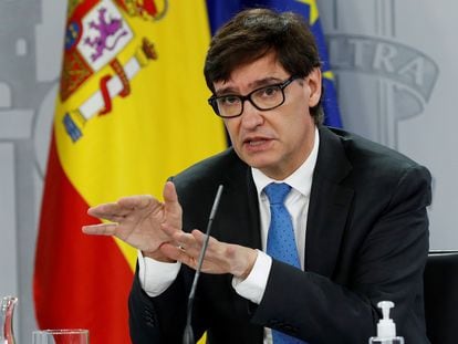 El ministro de Sanidad, Salvador Illa, durante la rueda de prensa ofrecida junto a la ministra de Educación, Isabel Celaá, tras la reunión que han mantenido este jueves con las comunidades autónomas para analizar cómo se ha desarrollado el inicio del nuevo curso escolar marcado por las medidas higiénico sanitarias y de seguridad frente al coronavirus. EFE/J.J. Guillén