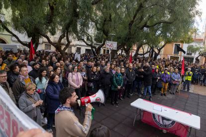 Concentration of support for the people injured in an attack on the anti-fascist association La Cosa Nostra of Castellón during the Magdalena festivities.