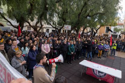 Concentration of support for the people injured in an attack on the anti-fascist association La Cosa Nostra of Castellón during the Magdalena festivities.