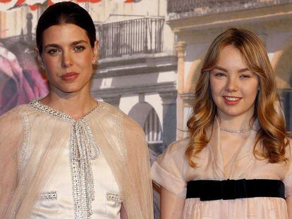 Carlota Casiraghi, con su hermana Alexandra de Hannover, en el Baile de la Rosa.