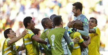 Los jugadores de Brasil abrazan al h&eacute;roe Julio C&eacute;sar.