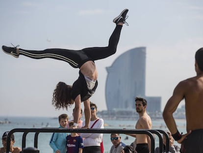 Esportistes en una platja de Barcelona.