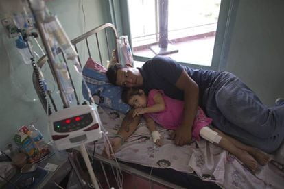 Una ni&ntilde;a ingresada en el Hospital Universitario de Caracas 