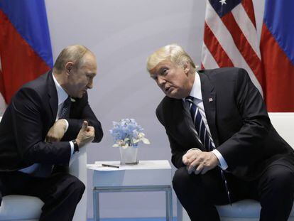 El presidente de EE UU, Donald Trump y su hom&oacute;logo ruso, Vladimir Putin, durante la cumbre del G20 en Hamburgo en julio de 2017. 