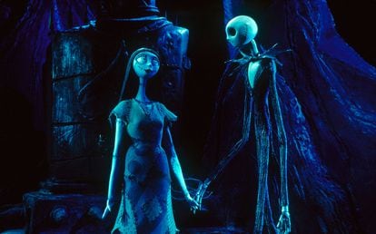 Pesadilla antes de Navidad. (Henry Selick, 1993). Sólo una mente tan traviesa y al mismo tiempo perversa como la de Tim Burton podía idear esta fantasía cinematográfica (y siniestra comedia musical) a propósito de la Navidad. Jack Skeleton ponía patas arriba los principios y fundamentos de la Navidad y de paso sembraba el terror entre las almas más inocentes. El clásico trineo navideño era transformado para la ocasión en un estilizado ataúd de estilo gótico.