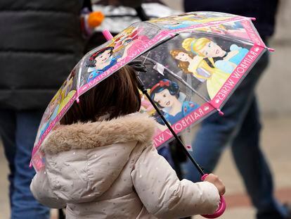 Una niña con paraguas de princesas bajo la lluvia, el pasado 9 de diciembre en Oviedo.