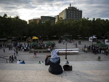 Una mujer musulmana saca una foto en Granada. 