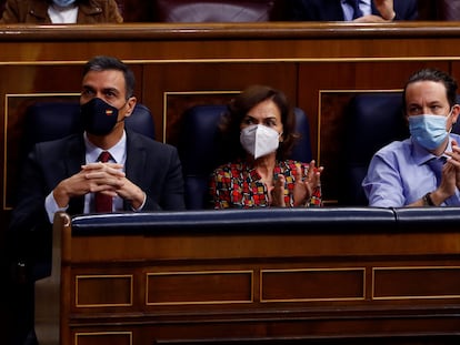 El presidente del Gobierno, Pedro Sánchez, junto con la vicepresidenta primera Carmen Calvo y el vicepresidente segundo, Pablo Iglesias.