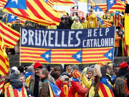 Manifestantes en Bruselas protestan por la entrada en prisi&oacute;n de Carles Puigdemont.