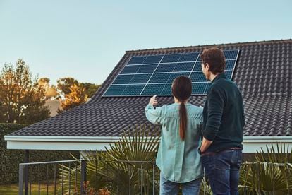 Una pareja estudia instalar paneles solares en su chalé.