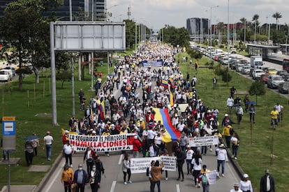 Una manifestación contra el gobierno de Gustavo Petro y la reforma tributaria propuesta avanza por una avenida en Bogotá, el lunes pasado.