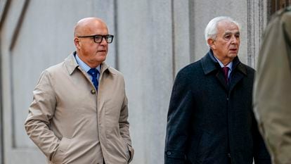 El senador del PP José Manuel Baltar (izquierda) llega este martes al Tribunal Supremo acompañado por su abogado.
