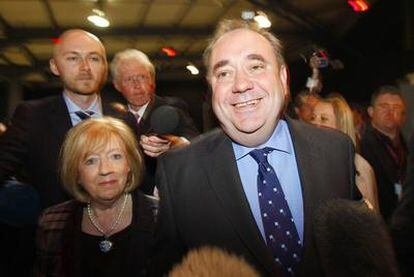 El primer ministro escocés y líder del Partido Nacional Escocés (SNP), Alex Salmond, llega con su esposa a un centro de recuento de votos en Aberdeen.