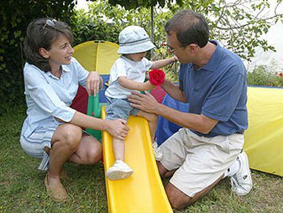 Ana Pérez y Juan Antonio González, con su hijo Juan, el viernes en Playa América (Pontevedra).