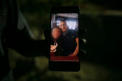 Sergio Martínez (36 años) muestra una fotografía de su hermano Jorge Luis (34 años), minero atrapado bajo tierra. 