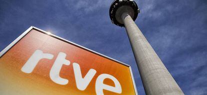 Cartel con el logotipo de RTVE a la puerta de Torrespaña, sede de los informativos de RTVE, junto al Pirulí.