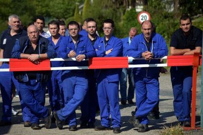 Obreros de la fábrica de armas de A Coruña, ante la puerta de la factoría