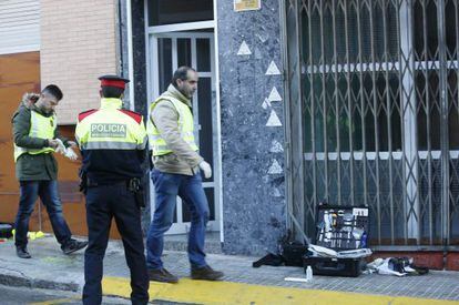 Mossos d'Esquadra recogen pruebas en la calle Verge dels Dolors, en el núcleo urbano de Gavà (Barcelona), donde un grupo de jóvenes ha encontrado muerto a un hombre de 28 años.