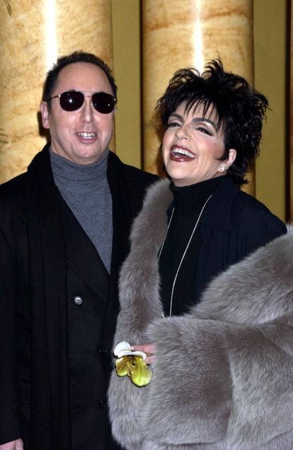 ¿Discreción para qué? David Gest y Liza Minnelli en Londres, poco antes de la boda, tras anunciar la nueva gira que él producía y ella protagonizaba, 'Liza's back'.