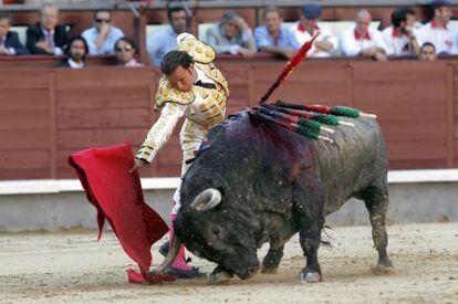 Alberto Aguilar en su primer toro.