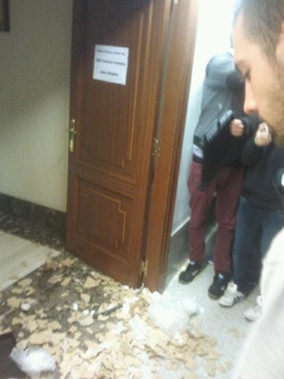 La puerta de acceso al despacho del rector tras ser forzada.