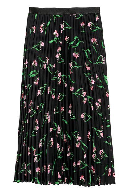 Las faldas plisadas midi seguirán siendo tendencia. Elegimos esta de flores de H&M rebajada a 23,99 (costaba 34,99).