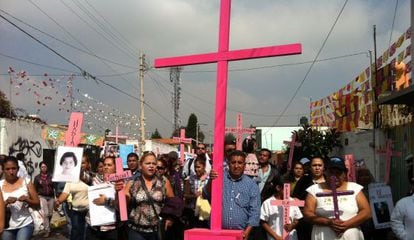 Un grupo de personas recorren las calles de Chalco en protesta por los feminicidios. 