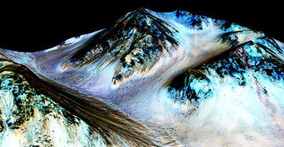 El pasado 30 de septiembre la NASA anunció que había hallado nuevas pruebas de agua líquida en Marte. El descubrimiento se basaba en unas imágenes tomadas por la sonda MRO. En ellas, se veían unas estrías oscuras que discurrían por la superficie del planeta rojo. Un estudio publicado en 'Nature Geoscience' analizó píxel a píxel las imágenes a través de un espectrómetro de imagen que permite identificar los minerales que hay en la superficie marciana. El equipo estudió las variaciones que había dentro de cada píxel del MRO y concluyó que en la superficie había sales hidratadas. En abril, otro estudio liderado por investigadores españoles ya había señalado que en la superficie de Marte se puede formar agua líquida gracias a un tipo de sales conocidas como percloratos.
