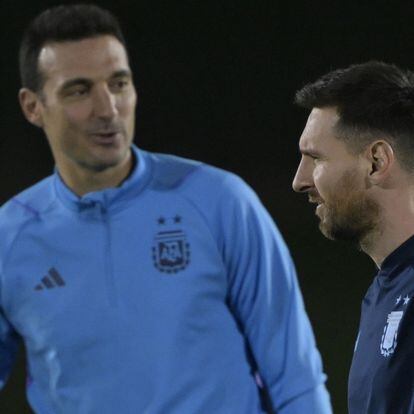 Argentina's forward #10 Lionel Messi (R) talks with Argentina's coach Lionel Scaloni (L) during a training session at the Qatar University training site in Doha on November 25, 2022, on the eve of the Qatar 2022 World Cup football match between Argentina and Mexico. (Photo by JUAN MABROMATA / AFP)