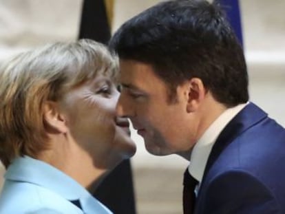 El primer ministro italiano, Matteo Renzi, abraza y besa a la canciller alemana, Angela Merkel, hoy en Florencia. 