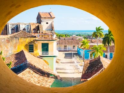 Vista de la plaza Mayor de Trinidad desde una de las ventanas de la torre de la iglesia de San Francisco de la ciudad cubana.