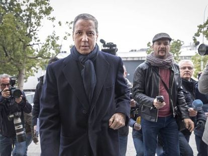 Eduardo Zaplana frente al juzgado de guardia de Valencia en febrero.