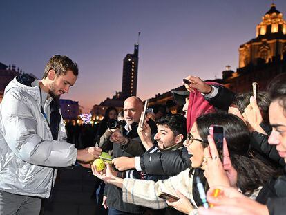 Medvedev firma autógrafos a los aficionados, el viernes en el Palazzo Reale de Turín.