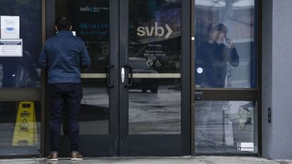 Un cliente en la entrada de la sede del Silicon Valley Bank en Santa Clara, California.