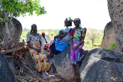 Walla Ngoya, Ndjiga Hivi y Ngargoua Silwa, hacen un alto en su trabajo en el campo. Estos meses tienen la ayuda de sus maridos que han regresado de las grandes ciudades del sur, pero el resto del año están solas y temen por su seguridad. 


