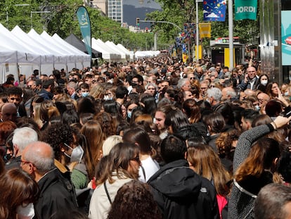 Ambiente durante el día de Sant Jordi, este sábado en Barcelona.