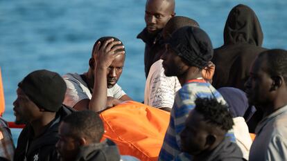 Llegada de migrantes al puerto de Lanzarote, este lunes.
