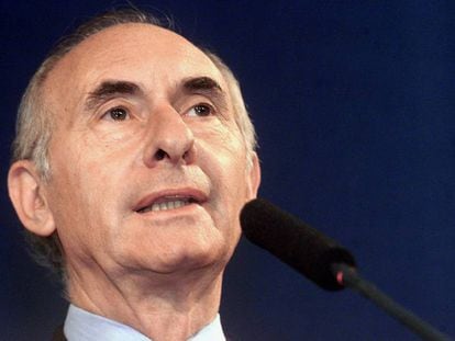Fernando de la Rúa en 2001, durante un discurso en el que propuso un gobierno de unidad nacional para enfrentar la crisis económica.