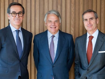 Alfonso Gil, consejero delegado de Alantra Wealth Management, junto con Ignacio Garralda, presidente y consejero delegado de Mutua, y Santiago Eguidazu, presidente ejecutivo de Alantra.