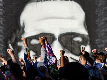 Protestas ante un mural en honor a George Floyd en Minneapolis