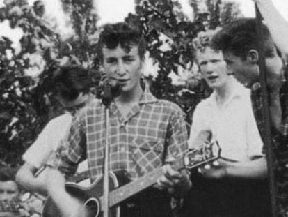 Un adolescente John Lennon lidera su banda The Quarrymen en una imagen de 1957.