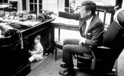 John F. Kennedy Jr. jugando en el Despacho Oval de la Casa Blanca en 1963.