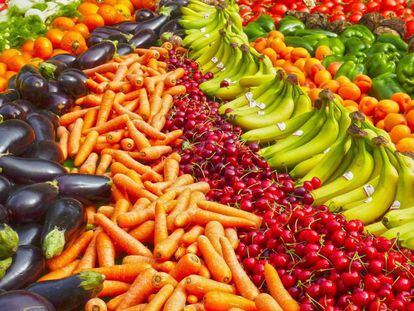 Frutas y verduras en un supermercado.