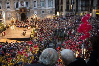 Xavier Trias i Núria Gispert contemplan desde el balcón del Ayuntamiento el primer espectáculo de las Fiestas de la Mercè.