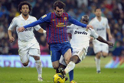 Messi conduce el balón ante la entrada de Lass y la mirada de Marcelo.