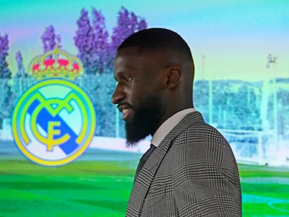Antonio Rüdiger llega a la sala de prensa de Valdebebas después de firmar por el Real Madrid.